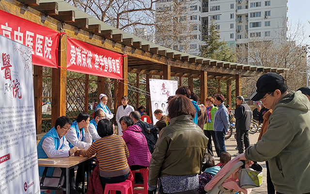 【学雷锋日】千亿体育官网,千亿体育（中国）举办“爱满京城，牵手智慧家医”志愿服务活动(图2)